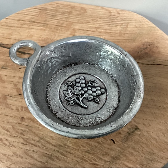 Aluminum or Pewter Crafted - Grapes Themed - Nice Deep Tray / Wall Decor - Picture 5 of 8